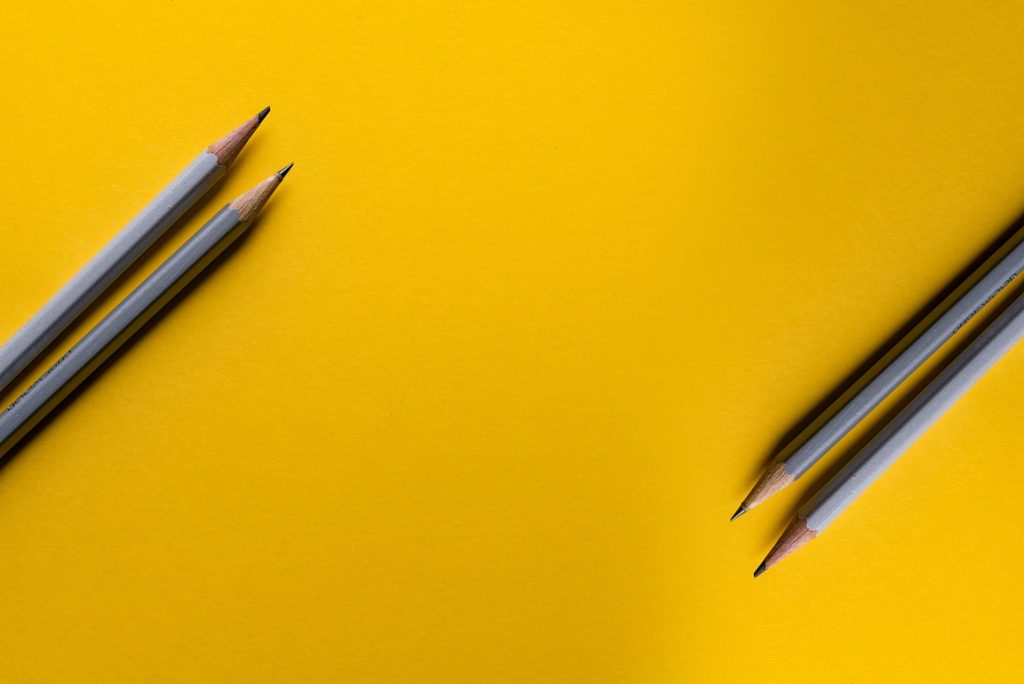 lápis em fundo amarelo