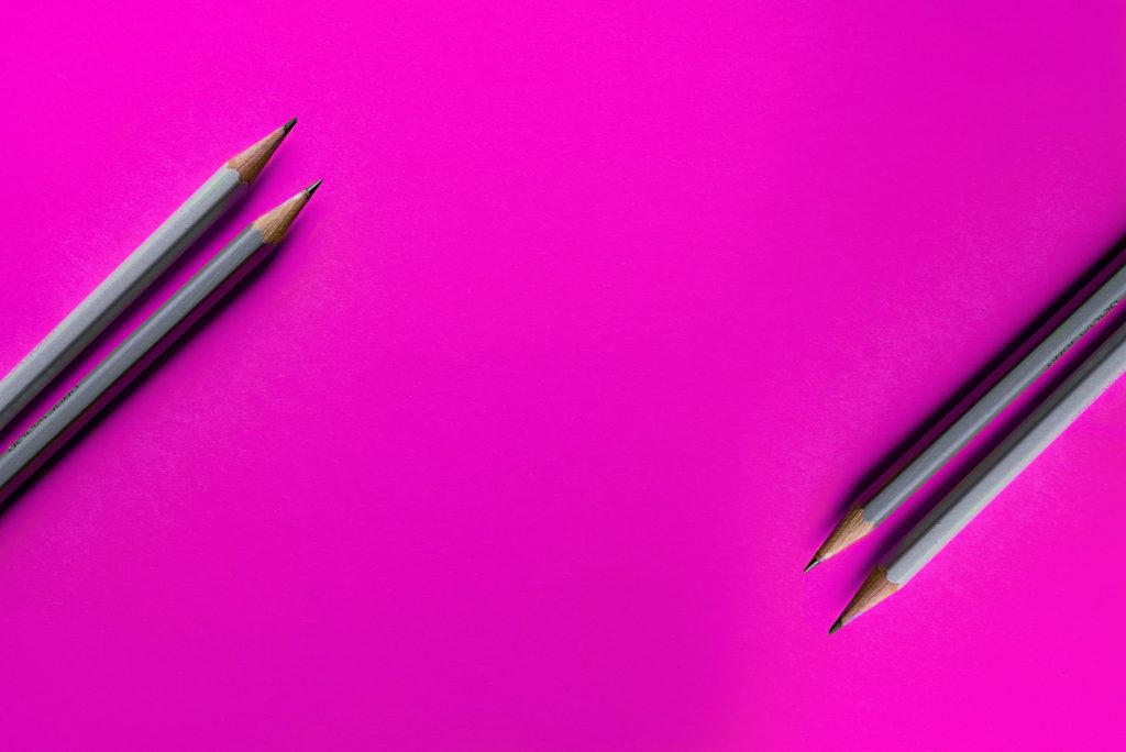 lápis em fundo rosa florescente